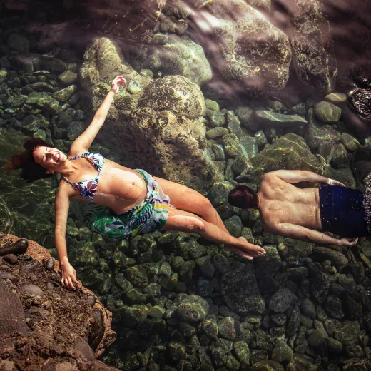 Sesión de fotos de embarazo en agua