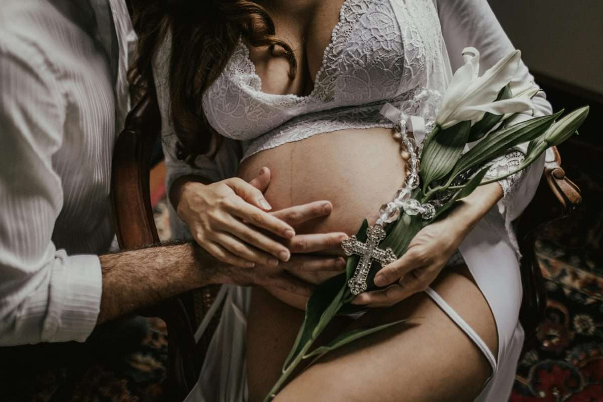 mamá primeriza durante sesión de fotos de embarazo